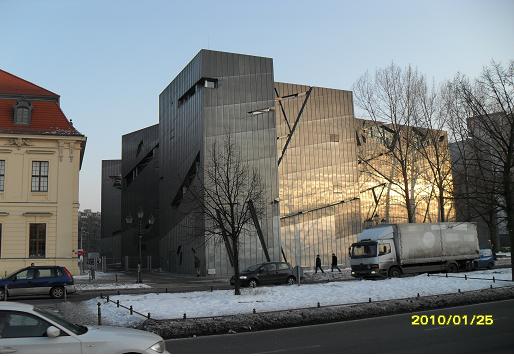 독일 베를린 중심부의 유대인학살박물관들(좌우 건물).(2010년 1월 답사)