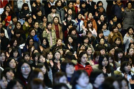 22일 오후 7시 서울 동대문구청에서 열린‘아동학대 및 성폭력 예방을 위한 소양교육’에서 교육 참가자들이 선서하고 있다.
