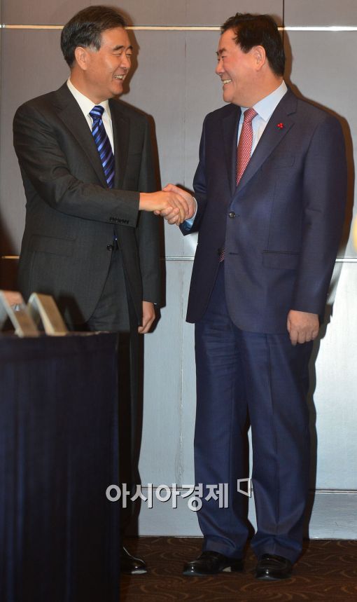 [포토]반갑게 인사하는 한·중 부총리 