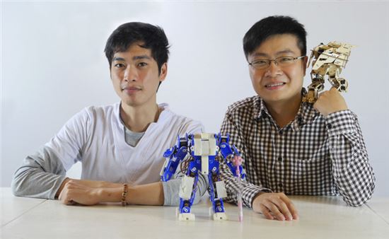 휴머노이드 로봇을 만드는 중국의 스타트업 에이프레임의 (왼쪽부터)쑨저보·후지아치 대표. 이들은 하얼빈기술대학에서 전자·기계공학을 전공했으며 졸업한 후 에이프레임을 설립했다. 이들은 '사람과 함께 걷고 말하며 액션을 취하는 휴머노이드 로봇에 재밌는 기능을 더 많이 추가하면서 가격도 합리화시켜 전세계 사람들이 즐기게 하고 싶다'는 목표를 갖고 있다. 
