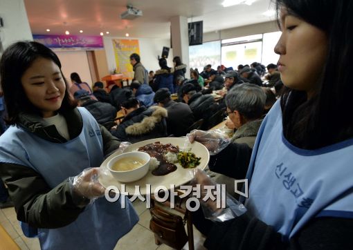 [포토]무료급식하는 중구청 대학생 아르바이트생들