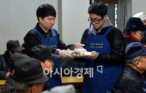 [포토]무료급식 자원봉사 하는 중구청 겨울방학 대학생 아르바이트생들