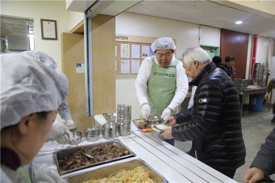 조길형 영등포구청장, 간부들과 노숙인 배식 봉사 