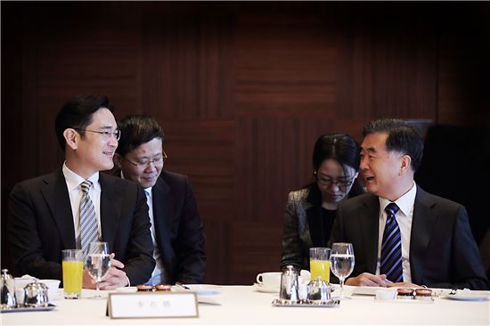 23일 서울 신라호텔에서 만난 이재용 삼성전자 부회장(왼쪽)과 왕양 중국 부총리(오른쪽)