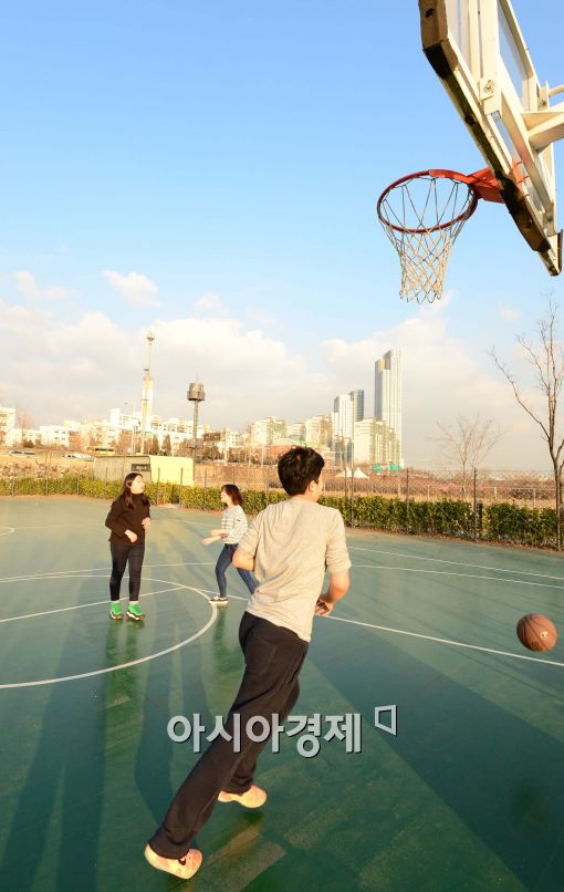 [포토]포근한 날씨 속 농구 한판