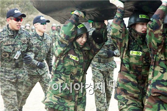 특전캠프 입소자들이 보트 조립 및 들고 달리기를 하고 있다.