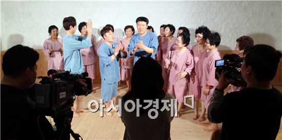 남도 캠핑원정대 ’별똥별‘ 출연자들이 노래를 부르면서 즐거운 시간을 보내고 있다.