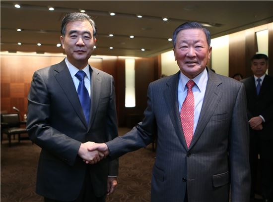 구본무 LG 회장(오른쪽)이 24일 방한한 왕양 중국 부총리와 면담했다.