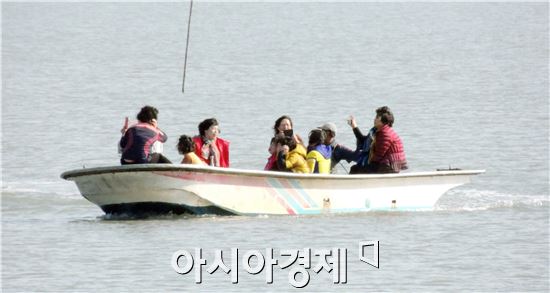 [포토]남녁의 바다에서 봄맞이하는 상춘객들