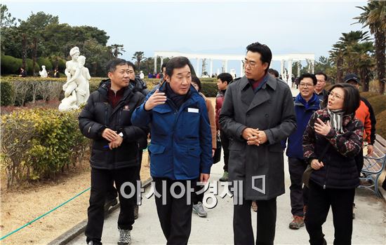 이낙연 전남도지사가 민선6기 브랜드 시책인 ‘가고 싶은 섬’가꾸기 구상을 위해, 일요일인 25일 경남 거제시 한려해상국립공원 내 해상식물공원 외도 보타니아를 시찰했다. 조경 식물원과 시설을 둘러보고, 관계자로부터 운영 전반에 대해 설명 들었다.  사진제공=전남도