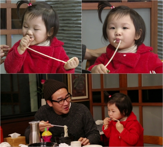 '슈퍼맨' 엄태웅 딸 엄지온, 폭풍 흡입 '우동 먹방'…"삼둥이 못지 않네"