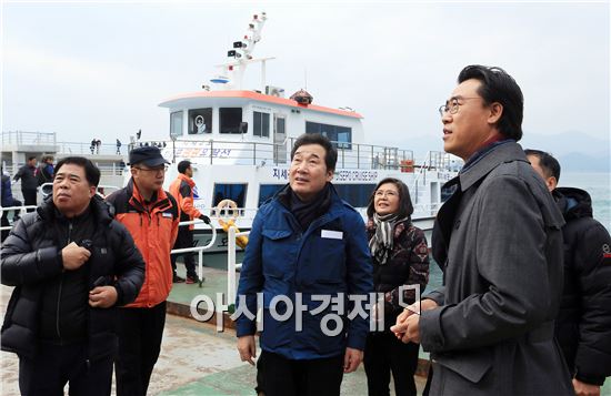 이낙연 전남도지사가 민선6기 브랜드 시책인 ‘가고 싶은 섬’가꾸기 구상을 위해, 휴일인 25일 경남 거제시 한려해상국립공원 내 해상식물공원 외도 보타니아를 시찰했다. 조경 식물원과 시설을 둘러보고, 관계자로부터 운영 전반에 대해 설명 들었다. 사진제공=전남도