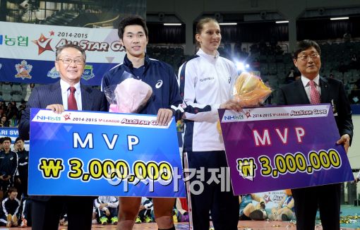 [포토]남·녀 MVP 수상하는 전광인과 폴리