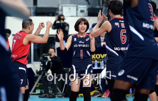 [포토]남자부 올스타를 상대로 득점 성공한 이재영