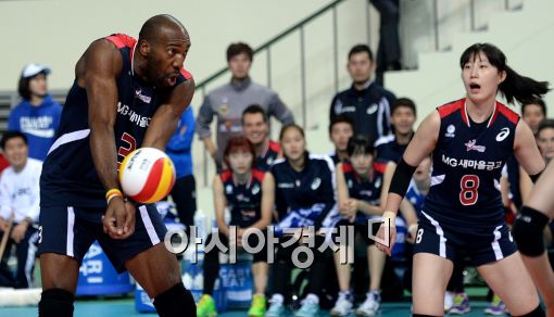 [포토]시몬, '여자부 리베로 변신했어요'
