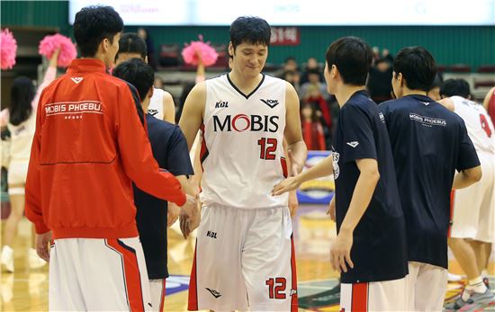 프로농구 울산 모비스 포워드 함지훈(가운데)[사진 제공=한국농구연맹(KBL)]