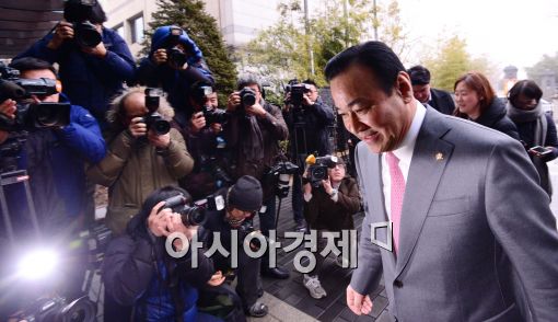 이완구 총리 후보자가 1월 26일 플래쉬세례를 받으며 서울 통의동 금융감독원 연수원에 차려진 집무실로 출근하고 있다.