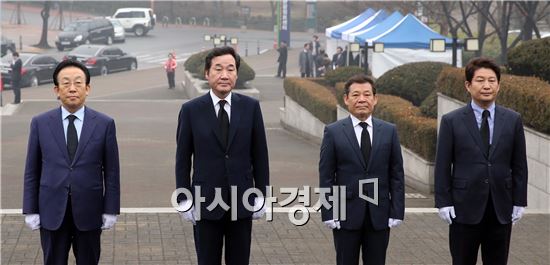 김관용 경북지사, 이낙연 전남지사, 윤장현 광주시장, 권영진 대구시장(왼쪽부터) 등 영ㆍ호남 시도지사들이 26일 오전 대구 달서구 두류공원 내 2ㆍ28 학생의거기념탑을 찾아 공동 참배하고 있다. 영ㆍ호남 시도지사들은 상생협력을 다짐했다. 사진제공=전남도