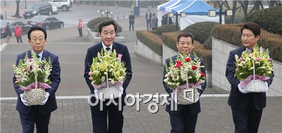 김관용 경북지사, 이낙연 전남지사, 윤장현 광주시장, 권영진 대구시장(왼쪽부터) 등 영ㆍ호남 시도지사들이 26일 오전 대구 달서구 두류공원 내 2ㆍ28 학생의거기념탑을 찾아 헌화하고 있다. 사진제공=전남도