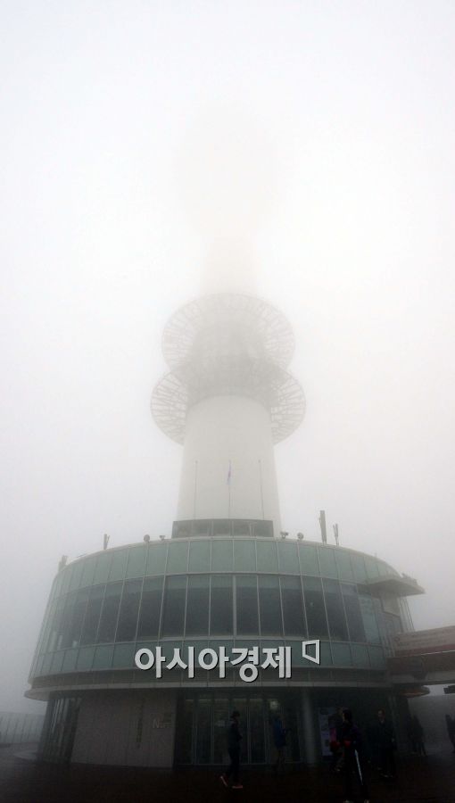 [포토]안개 자욱한 남산 타워 주변