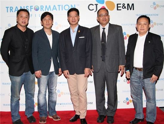(왼쪽부터) 트랜스포메이션 필름 상아 대표, CJ E&M 영화사업부문 정태성 대표, 트루 비라톤 대표, 방콕필름스튜디오 콤파콘 대표, 매칭스튜딩오 폼차이 대표