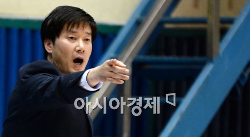 [포토]선수들 독려하는 KDB생명 박수호 감독