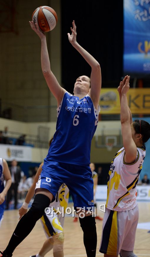 [포토]골밑슛하는 테일러