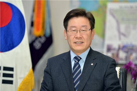 이재명 "성남시청 세월호 깃발은 계속 나부낄 것"
