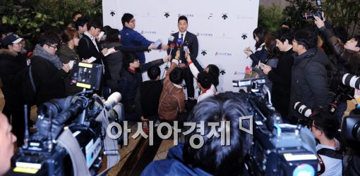 [포토]취재진에 둘러싸인 오승환