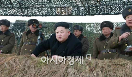 북한 김정은 노동당 제1비서가 북한군의 도하훈련을 참관하고 있다.