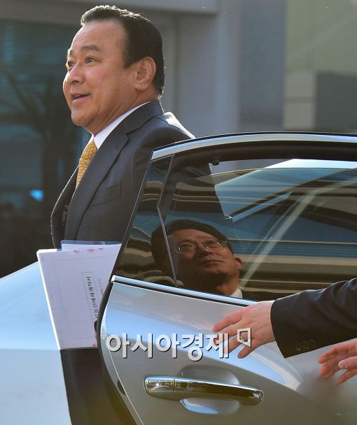 이완구 당시 국무총리 후보자가 서울 종로구 금융연수원 후보자 집무실에 출근하기 위해 차에서 내리고 있는 모습. 사진 = 아시아경제 DB 