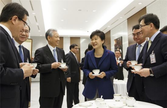 박근혜 대통령이 1월 26일 오전 청와대 위민관에서 올해 첫 수석비서관회의를 주재하기에 앞서 신임 특보 및 수석들과 티타임을 하며 대화하고 있다.<사진=청와대>