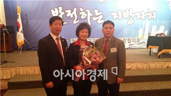 광주시 광산구의회 이영순 의장이 지난 26일 전국시군자치구의회 의장협의회 정기총회에서 지방자치제도의 정착과 발전에 기여한 공로를 인정받아 지방의정봉사대상의 수상의 영예를 안았다.
