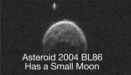 ▲2004 BL86 소행성 위쪽으로 70m 정도의 작은 '달'이 보인다.[사진제공=NASA]
