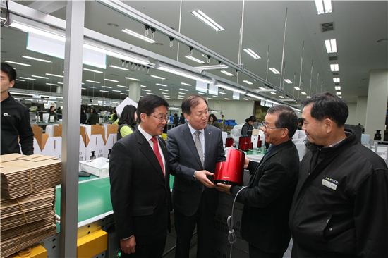 27일 김주하 농협은행장(왼쪽에서 두 번째)이 주방용 전기기기 업체 휴롬을 방문해 생산 현장을 둘러보고 있다.