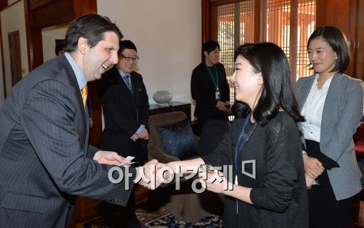 [포토]참석자들과 인사 나누는 마크 리퍼트 주한 미 대사