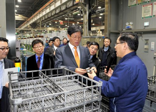 김재홍 KOTRA 사장(가운데)이 27일 대경권에 소재한 중소기업의 생산현장을 방문해 애로사항을 청취하고 있다.