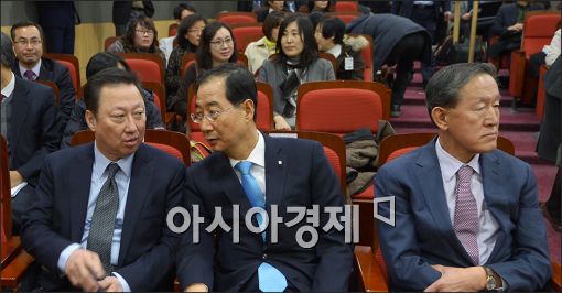 [포토]이야기 나누는 한덕수·박용만