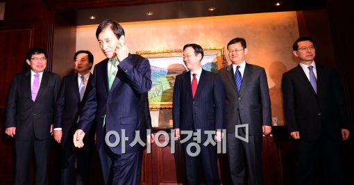 [포토]자리로 향하는 이주열 한국은행 총재