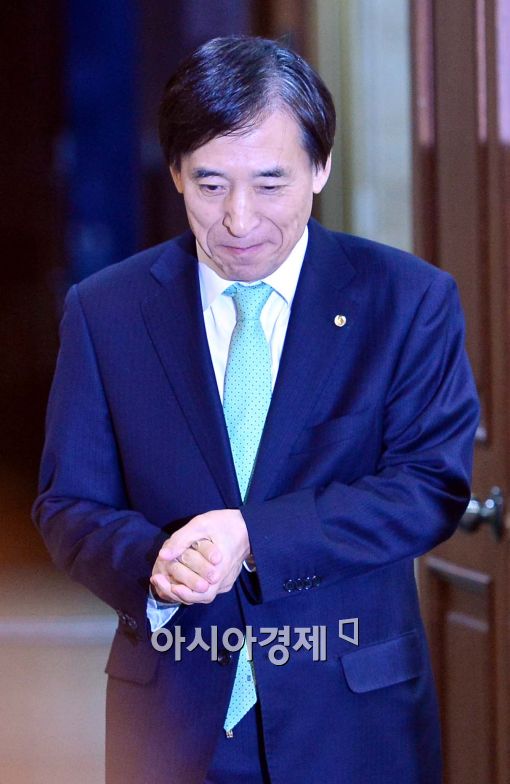 [포토]미소 지으며 입장하는 이주열 한국은행 총재
