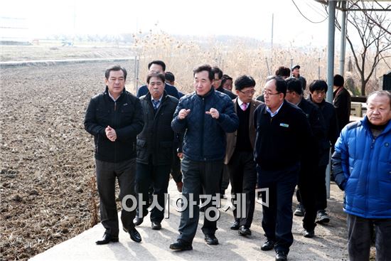 이낙연 전남도지사, 곡성 금예마을 아름다운 숲 만들기현장 방문