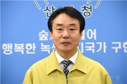 정부대전청사 기자실에서 '2015년 봄철 산불방지대책'을 설명하고 있는 김용하 산림청 차장. 