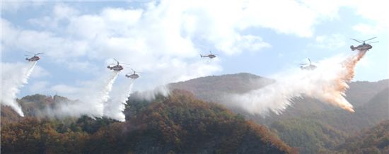 산림청 소속 산림헬기들이 봄철을 앞두고 산불 끄기 훈련을 하고 있다. 