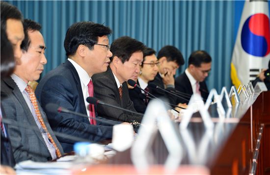 주형환 기획재정부 1차관이 1월 28일 정부서울청사에서 제10차 물가관계차관회의를 주재, 모두 발언을 하고 있다. 주 차관은 "정부는 2015년 물가정책 방향을 유통구조 개선, 경쟁 활성화 등에 두고 국민들이 물가안정 기조를 체감하고 실질구매력을 높일 수 있도록 지원해 나갈 것"이라고 말했다.<사진=기획재정부>
