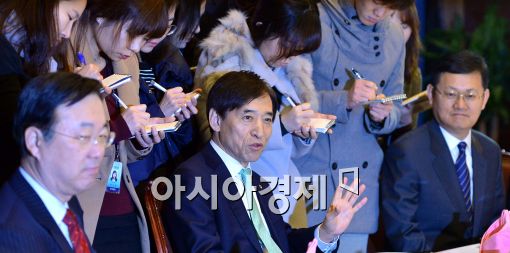 28일 이주열 한국은행 총재(가운데)가 '경제동향간담회'에 참석해 모두발언을 하고 있다.