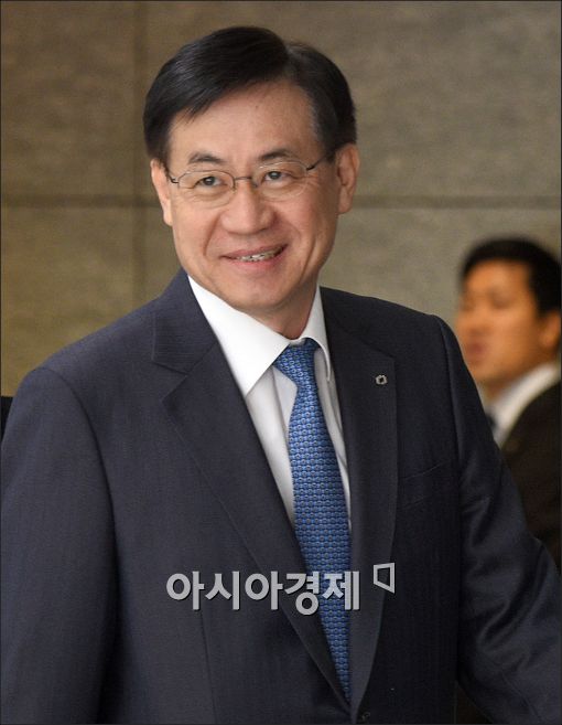 [2015 국감]홍기택 회장, 정무위원과 낙하산 논쟁