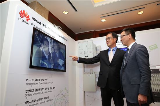 (왼쪽부터)김학수 한국화웨이 부사장, 왕칭원 화웨이 LTE 글로벌 사업부 부사장