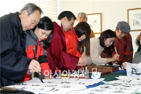 [포토]입춘방쓰기 체험하는 이주여성들