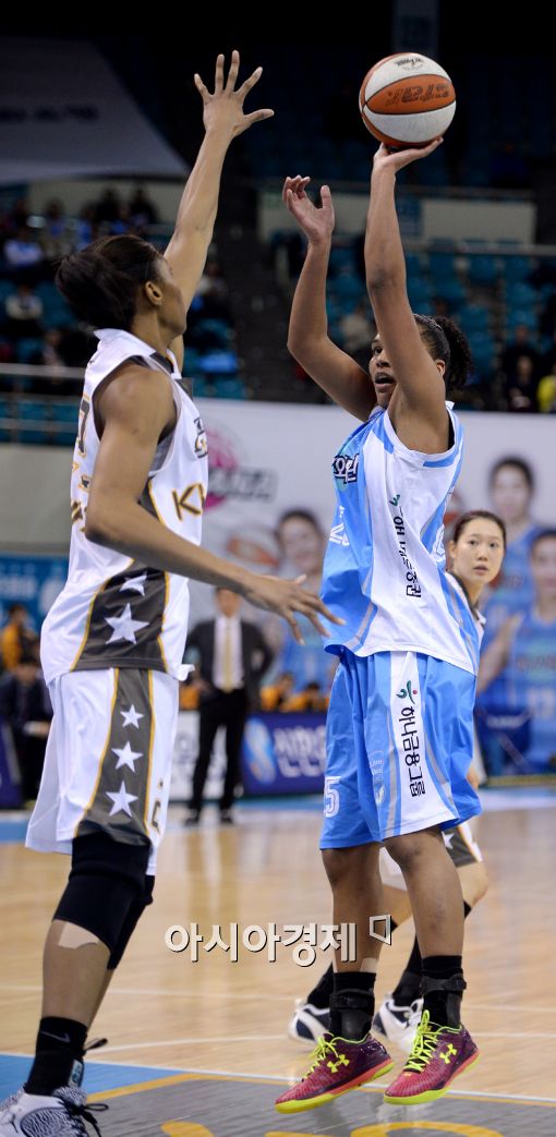 [포토]슛하는 하나외환 토마스