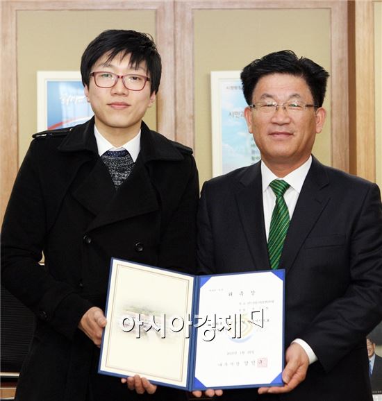 강인규 나주시장(오른쪽)이 28일 오전 홍종현씨에게  위촉장을 전달하고 기념사진을 촬영하고있다.